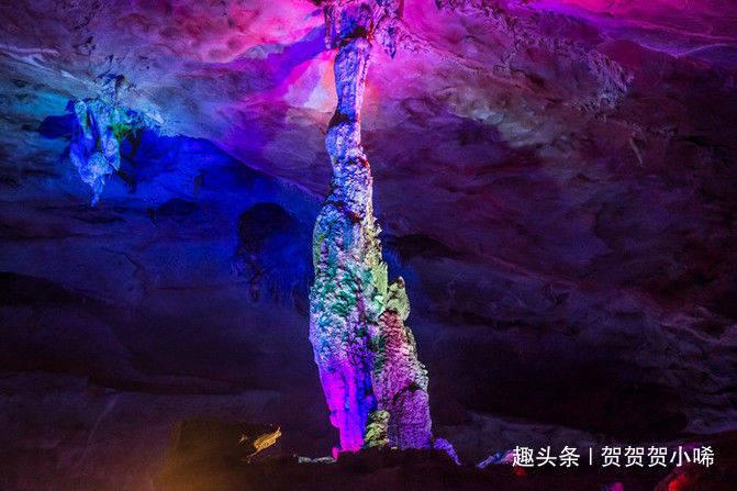 阿姨三轮车故障深夜推车前行男子开车路过伸出援手